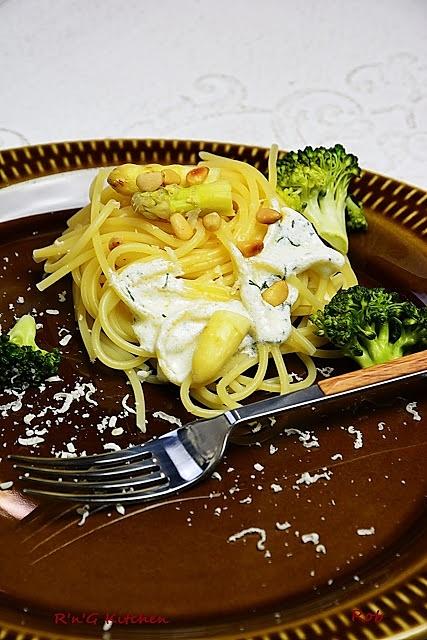 Spaghetti ze szparagami i brokułami