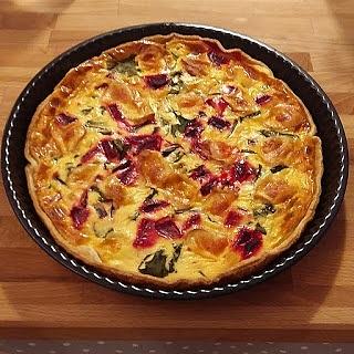Pyszny i szybki quiche z botwinką i oscypkiem