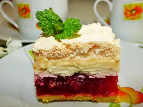 Malinowa chmurka - ciasto z kremem, malinami i bezą