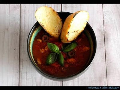 Kurczak casserole w stylu włoskim z oliwkami i papryką