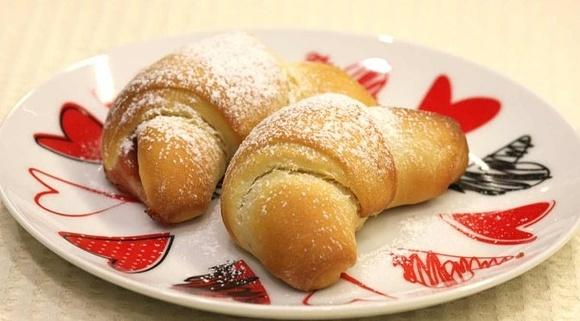 Drożdżowe lekkie rogaliki