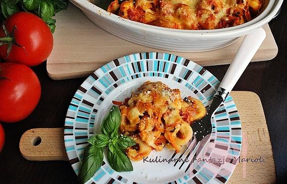 Zapiekanka z tortellini, pomidorów i sera