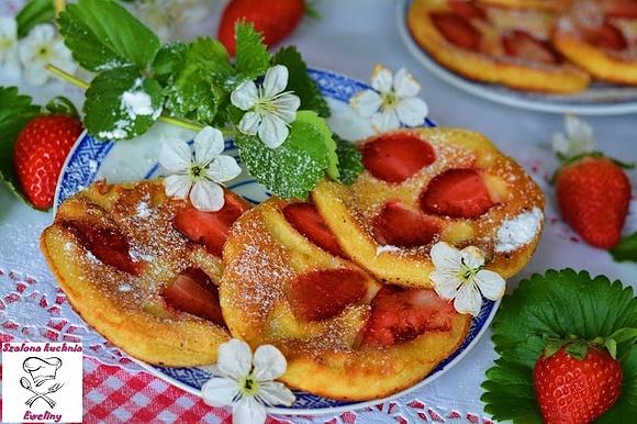 Jogurtowe placuszki z truskawkami