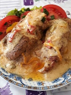 Polędwiczki wieprzowe w sosie jogurtowo musztardowym