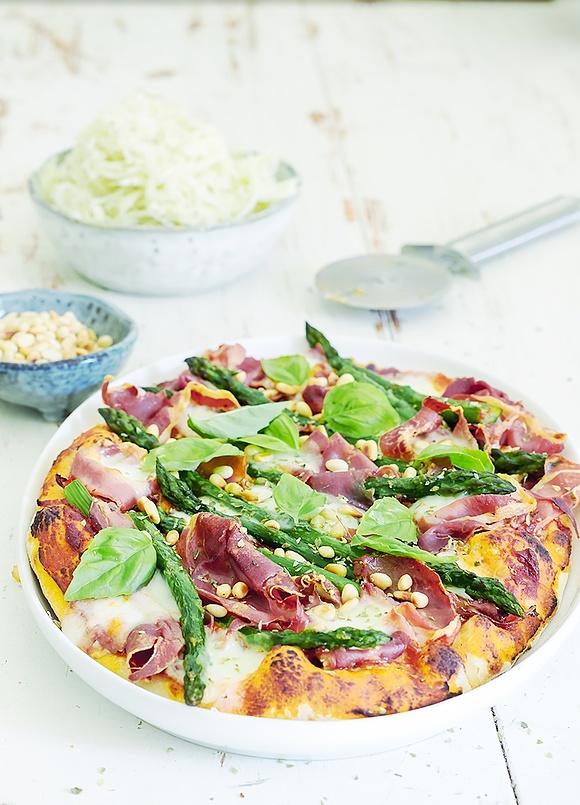 Pizza z szynką parmeńską i szparagami