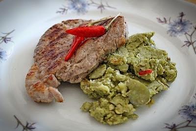 Grillowana karkówka z purée z bobu