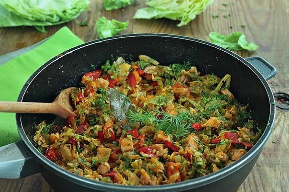 Paprykowy bigos z młodą kapustą