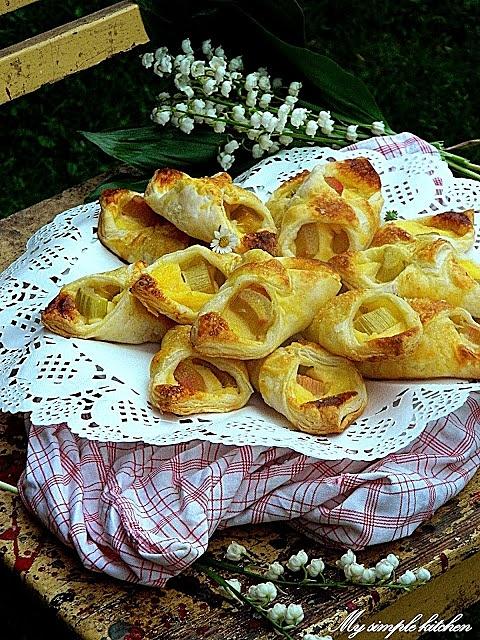 Ciastka francuskie z budyniem i rabarbarem