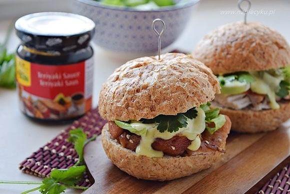 Burger teriyaki z kurczakiem warzywami i sosem wasabi