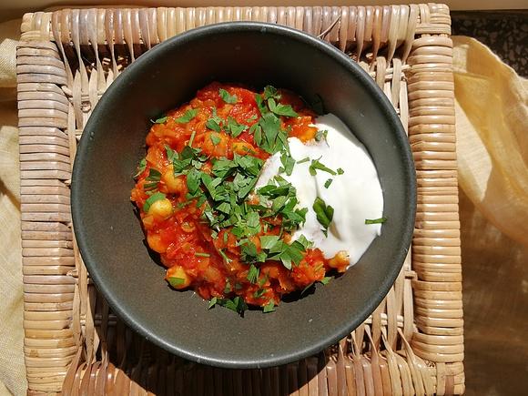 Plant-based bowl z jogurtem i pietruszką
