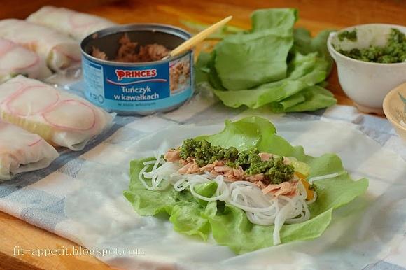 Spring rolls z tuńczykiem i pesto z młodych liści rzodkiewki