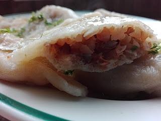 Pierogi z kaszą gryczaną cebulą i kiełbasą