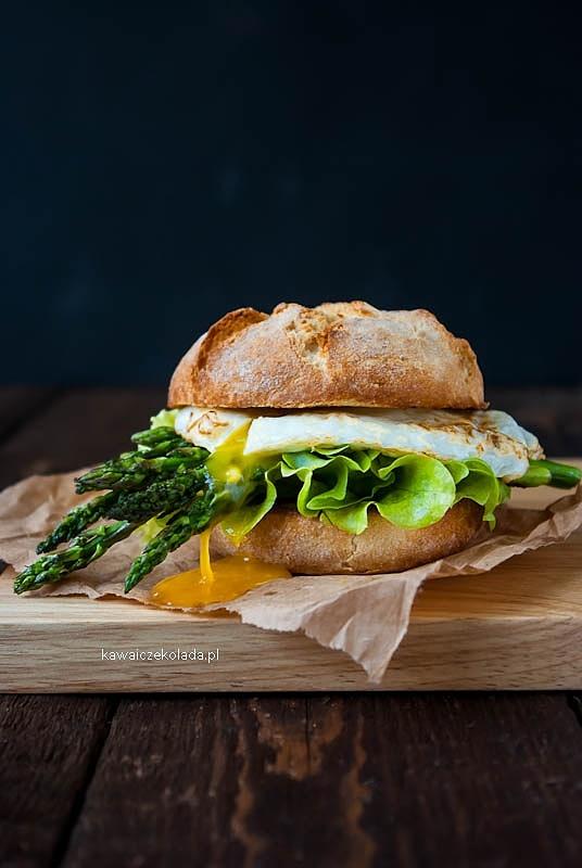 Burger z jajkiem i zielonymi szparagami