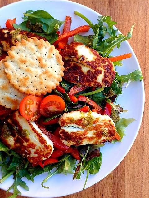 Sałatka z grillowanego halloumi i papryki
