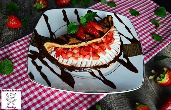 Kokosowy omlet z truskawkami – pożywne i energetyczne śniadanie