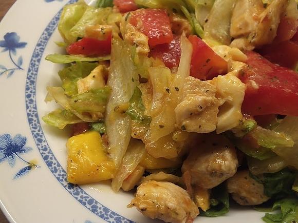 Sałatka lodowa z kurczakiem curry
