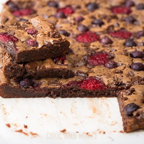 Brownie z borówkami i malinowym coulis