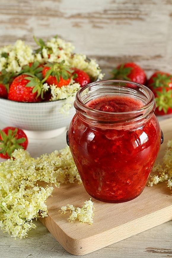 Dżem z truskawek i kwiatów czarnego bzu