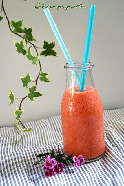 Smoothie z truskawek, mango i jabłka