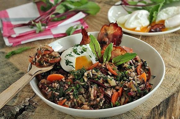 Botwinka z kaszą bulgur i jajkiem w koszulce