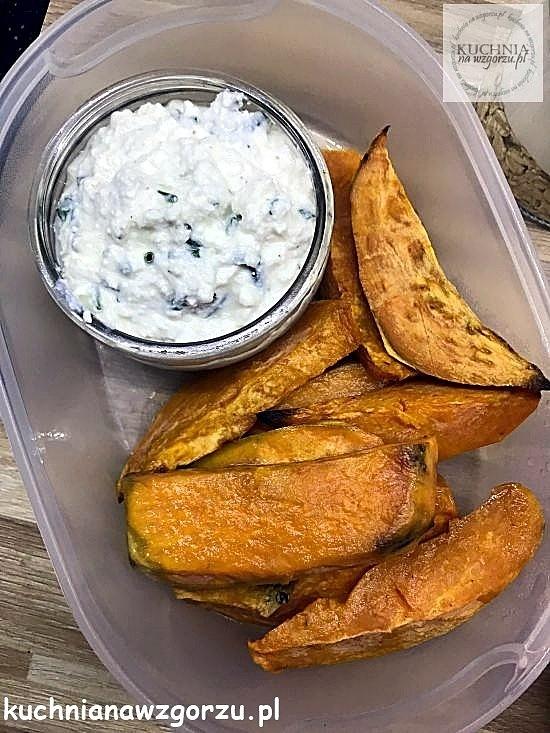 Bataty pieczone z sosem serowym – lunch do pracy