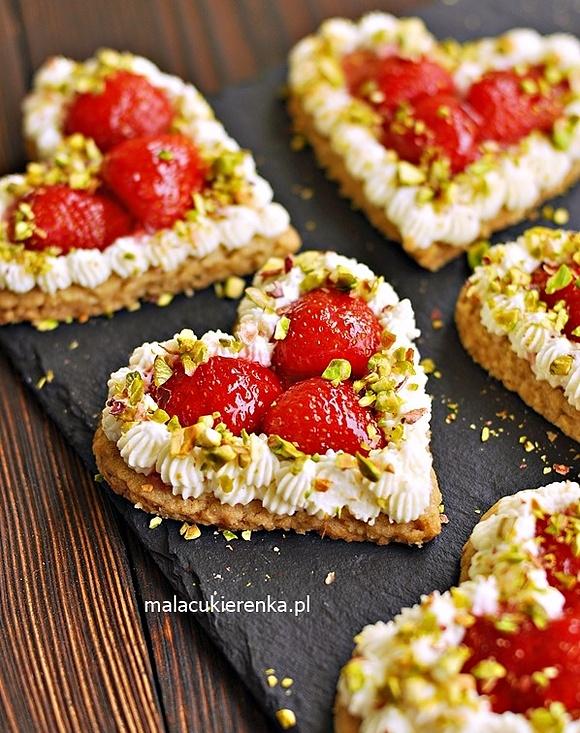 Ciastka owsiane z truskawkami w kształcie serduszek