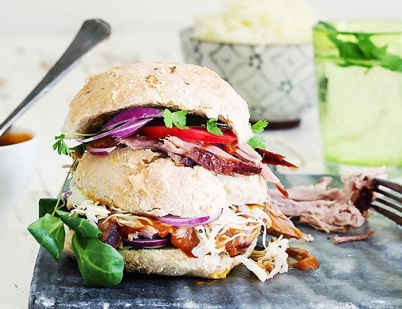 Pulled pork z bułką, coleslaw i bbq sosem
