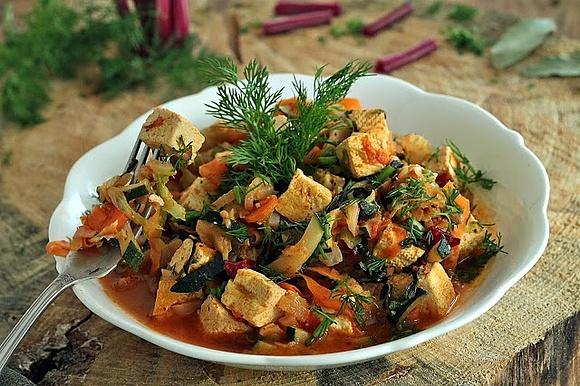 Wegański bigos z cukinią i botwiną