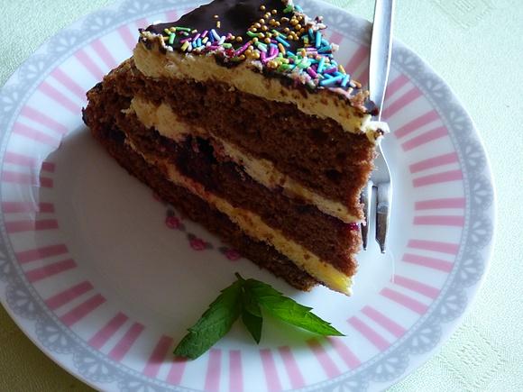 Tort z czarną porzeczką