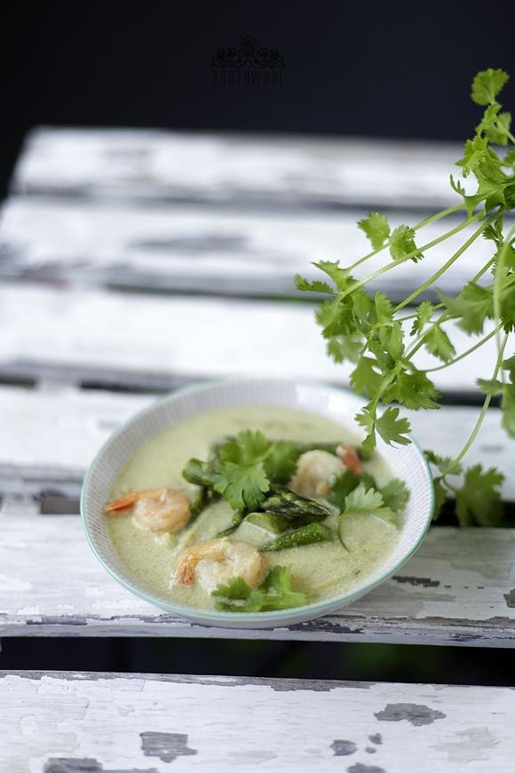 Zielone curry ze szparagami i krewetkami