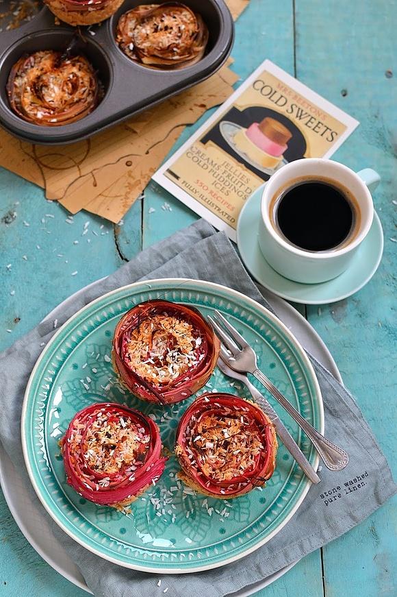 Muffinki z rabarbarem i truskawkami w formie zawijasków