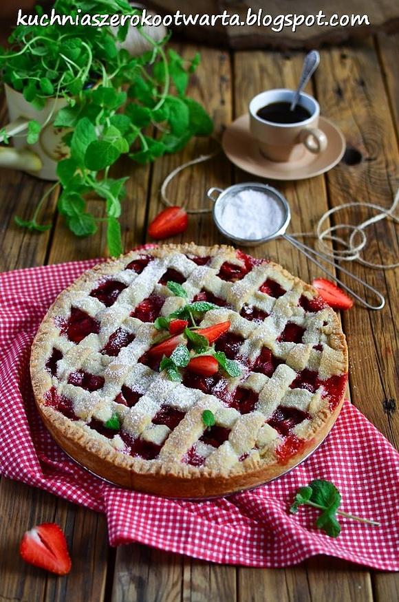 Krucha tarta z truskawkami i rabarbarem