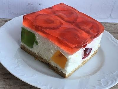 Ciasto jogurtowe bez pieczenia z truskawkami