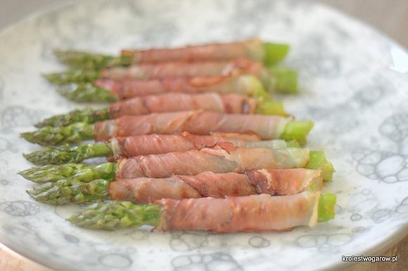 Szparagi z szynką dojrzewającą na patelni lub grillu