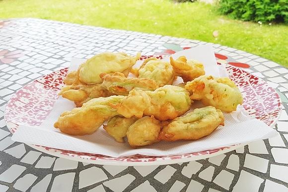 Smażone kwiaty cukinii