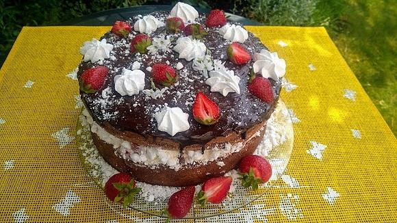 Torcik czekoladowy z truskawkami i delikatną masą
