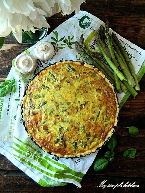 Tarta ze szparagami, pieczarkami i serem na kruchym cieście