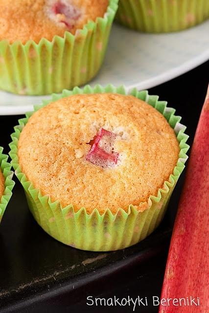 Kokosowe muffiny na białkach z rabarbarem