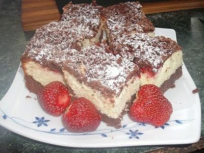 Truskawkowa puchatka - ciasto z truskawkami i śmietaną