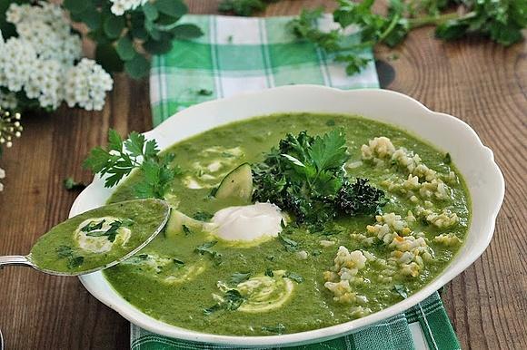 Chłodnik z jarmużu i cukinii z kaszą - szybki i zdrowy lunch