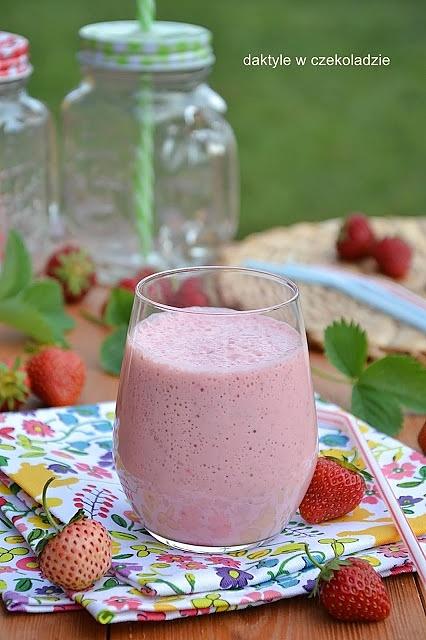 Truskawkowy milk shake z lodami i mlekiem