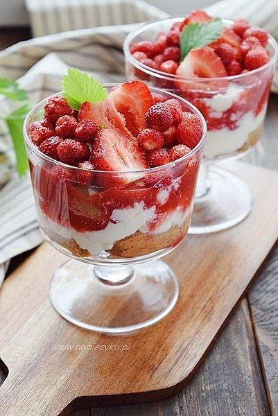 Deser a'la tiramisu z truskawkami, letni włoski deser na słodko