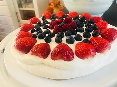 Tort bezowy z owocami