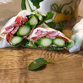 Kanapka ze zielonymi szparagami i serem feta
