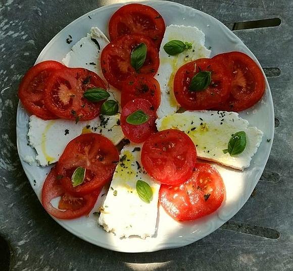 Caprese po polsku z wiejskim twarogiem