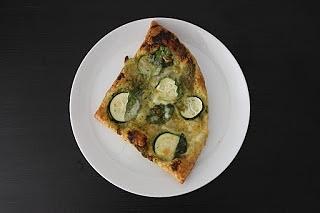 Francuska pizza z pesto cukinią szpinakiem i mozzarellą
