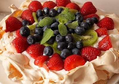 Tort bezowy z owocami i kremem mascarpone