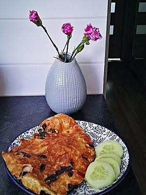 Omlet z szynką, serem i szpinakiem