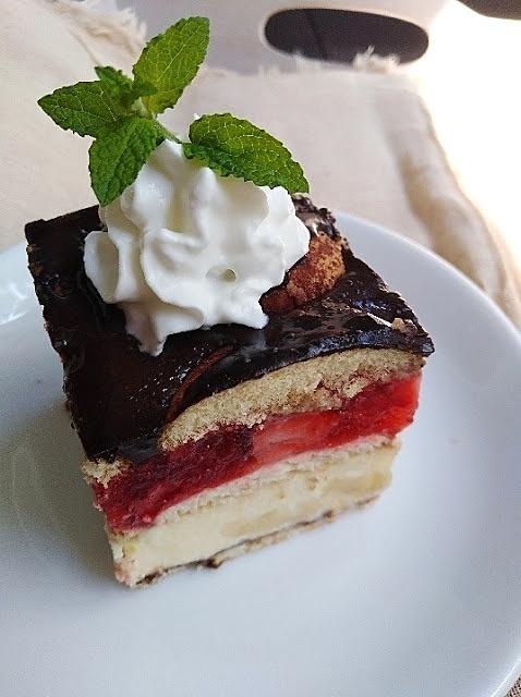 Przekładaniec budyniowo-bananowo-truskawkowy