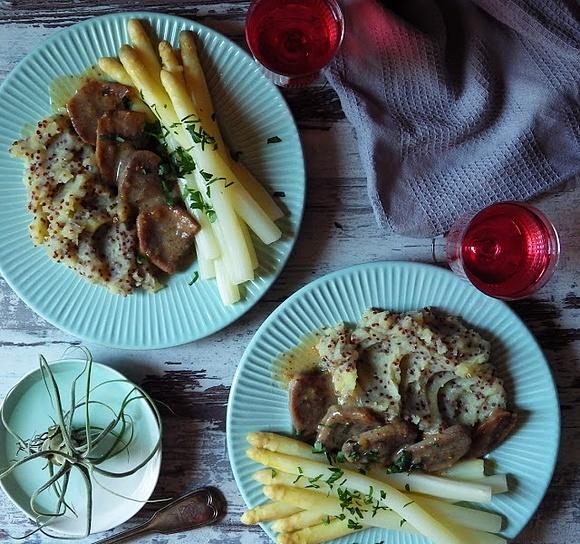 Ozorki w sosie figowo-musztardowym z białymi szparagami i puree ziemniaczanym z czerwoną quinoą